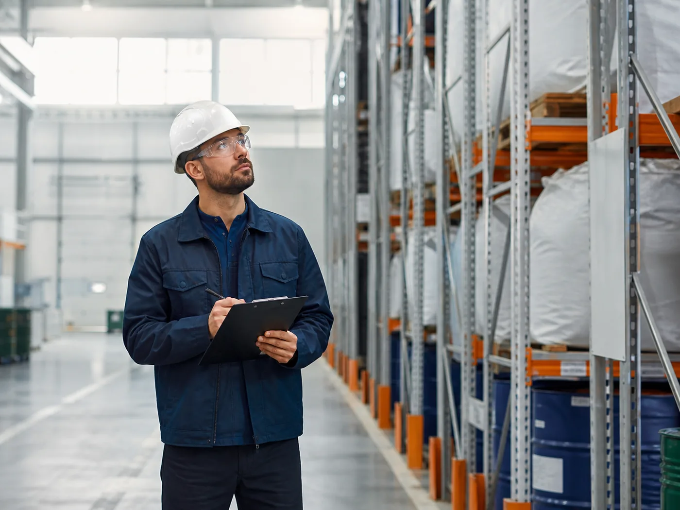 Inspección conceptual de seguridad en un entorno industrial