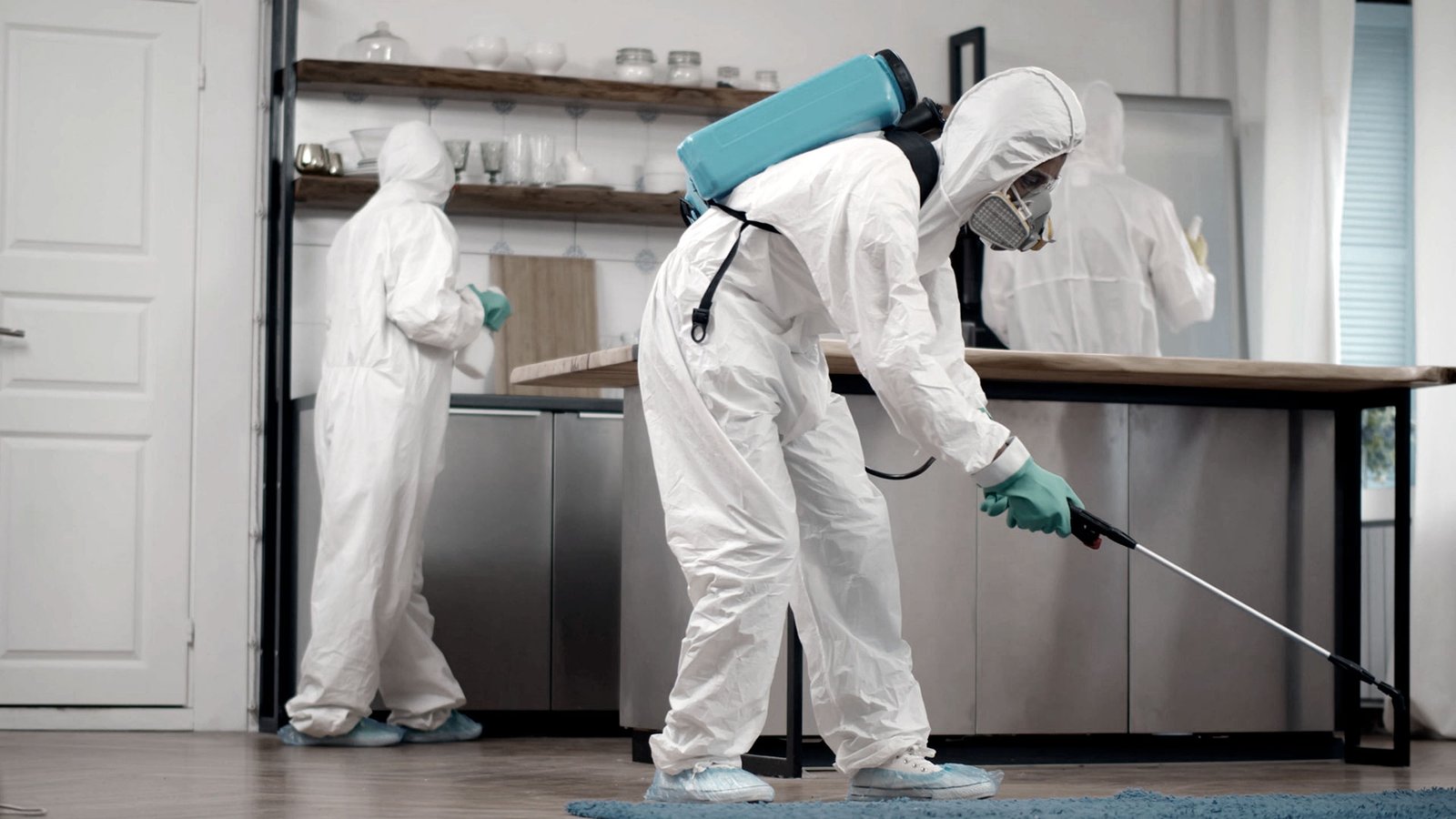 Equipo de FumyAxiona realizando un servicio de fumigación Equipo de FumyAxiona realizando un servicio de fumigación